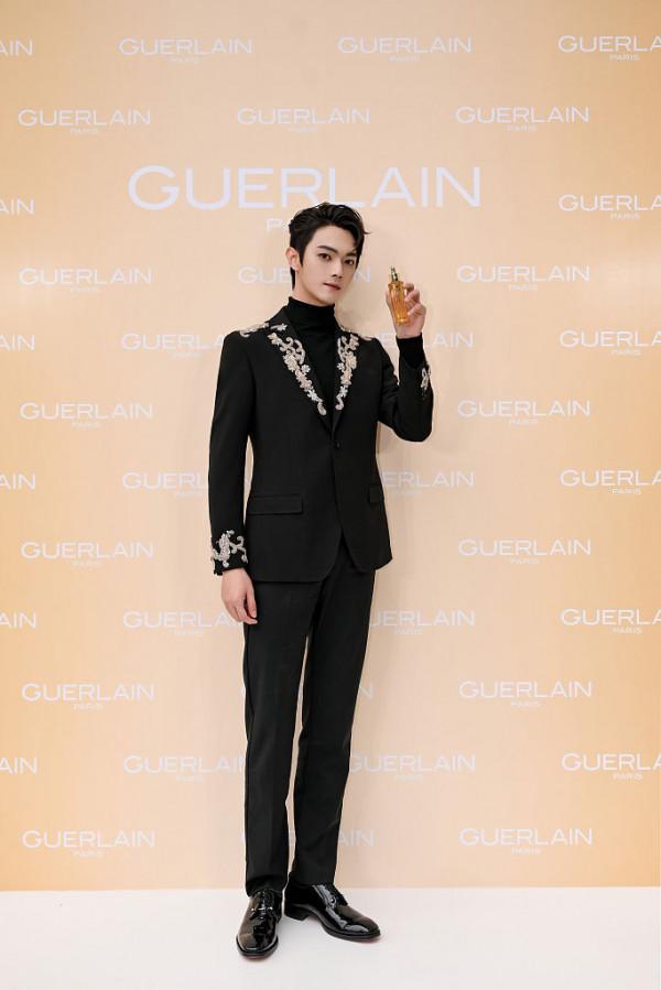 許凱鎏金刺繡黑西裝造型化身貴公子 精緻髮型突顯優越五官 許凱鎏金刺繡黑西裝造型化身貴公子 精緻髮型突顯優越五官