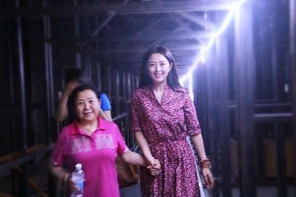 演員楊童舒，34歲在劇組意外懷孕，老公只是一個普通生意人