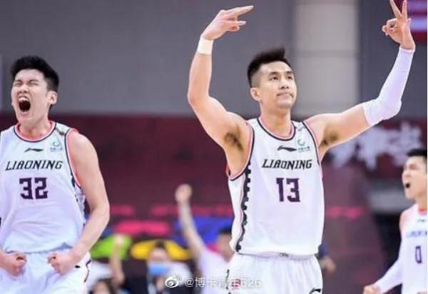 郭艾倫在全運會來到王化東身邊,對這位小輩的錯誤動作進行了指點 郭艾倫在全運會來到王化東身邊,對這位小輩的錯誤動作進行了指點