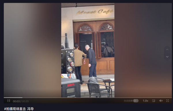 63歲馮小剛片場導戲好投入！手握女演員胳膊，頭髮花白彎腰駝背