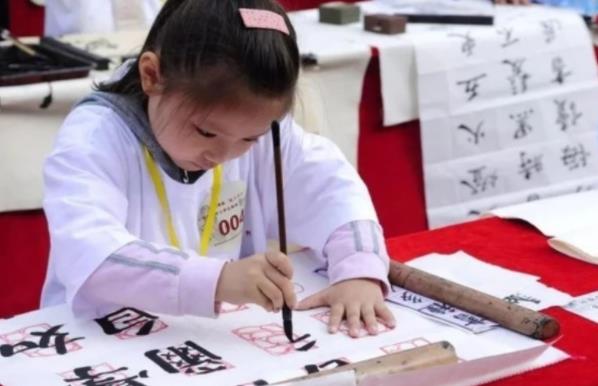 一小學三年級女生火了，字型工整如印刷，班主任看後竟不忍心扣分