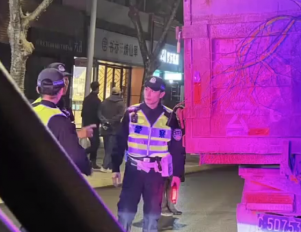 ​眾星穿制服到酒吧普法，陳小春拿警棍霸氣十足，認真檢查過往車輛