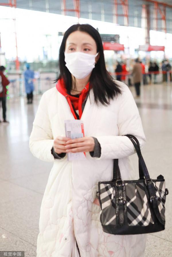 陶虹清晨穿白色棉服現身機場 清新時尚活力滿滿