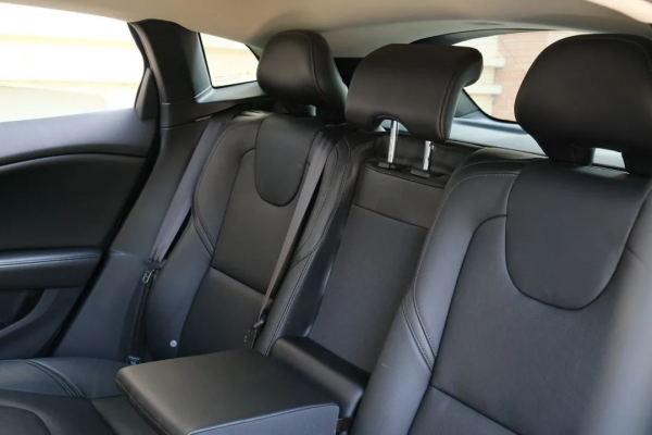 二手沃爾沃 V40：十萬級的品質代步車，安全又省心