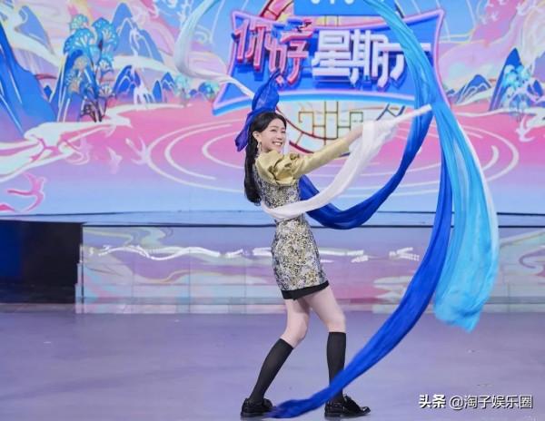 好似獨角戲！何炅滿場cue新人，馮禧接不了，蔡少芬硬接，尷尬