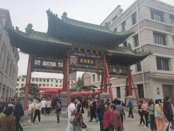 郝岱先生慨吟鐘樓街