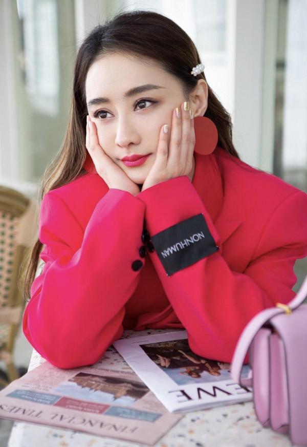 陳德容太會“扮嫩”，穿玫紅色西裝配芭比粉長靴出鏡，說她47誰信