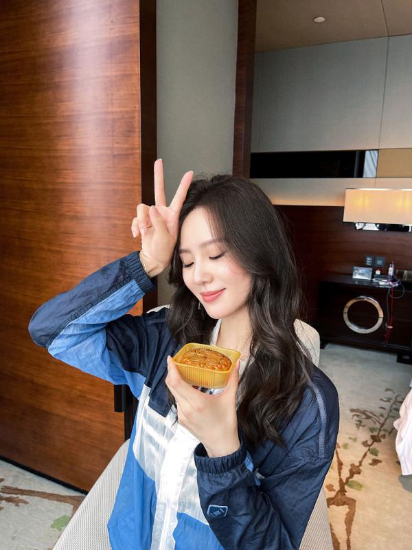 劉詩詩中秋寫真曝光 捧月餅比剪刀手溫柔俏皮 劉詩詩中秋寫真曝光 捧月餅比剪刀手溫柔俏皮