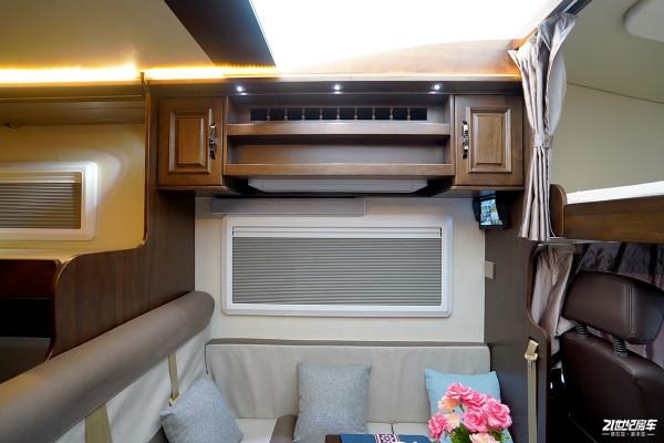 48V電路+實木傢俱板材，車裡還自帶茶具，魯道爾兩款車型可以選擇
