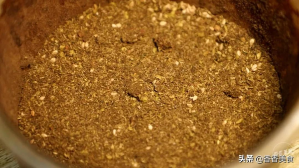 一碗麵要十種小料配，難怪有吃貨說吃起來巴適得很