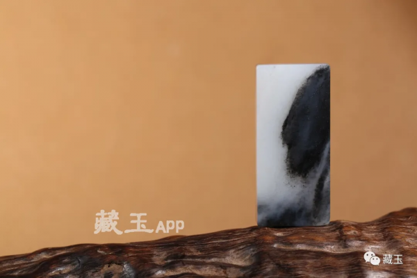 頂級白加黑,這些黑如漆油如脂的和田玉,青花都不如它美…… 頂級白加黑,這些黑如漆油如脂的和田玉,青花都不如它美……