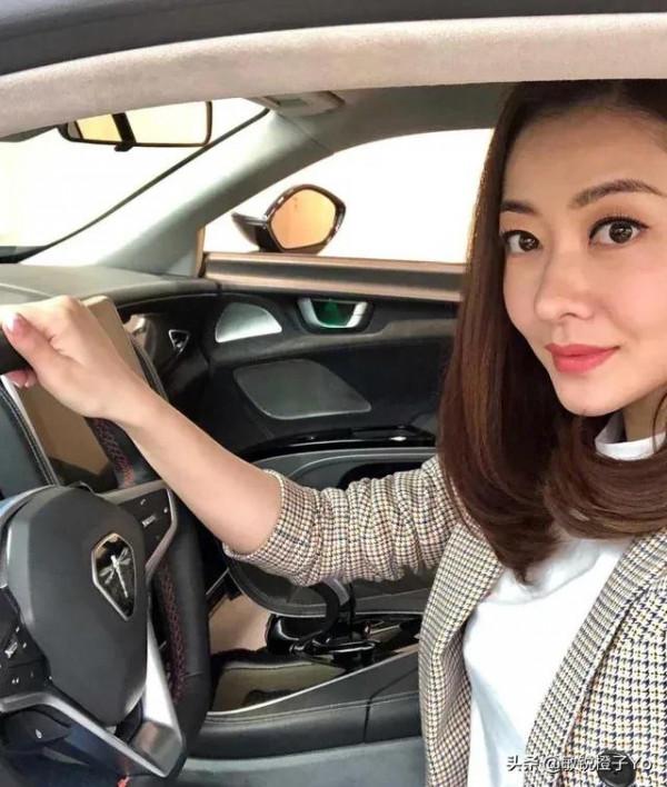 熊黛林休閒裝試駕前途k50跑車,全程面帶微笑 熊黛林休閒裝試駕前途k50跑車,全程面帶微笑