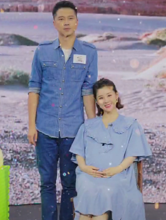 李小萌曬全家福慶中秋,疑暗示二胎性別,王雷抱熟睡兒子超有愛 李小萌曬全家福慶中秋,疑暗示二胎性別,王雷抱熟睡兒子超有愛