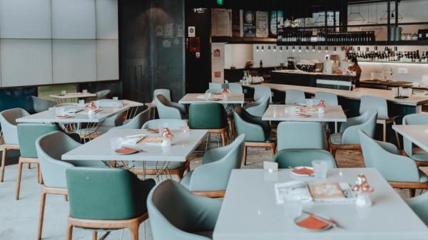 藏在四九城兒的這家雲南菜館，中午和晚上是餐廳，下午是咖啡館