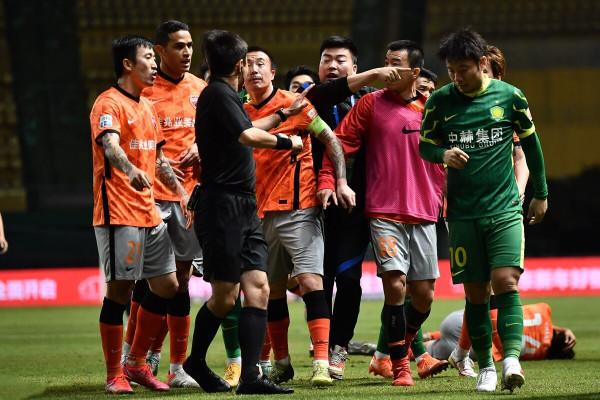 2-2！中超戲劇一戰：5分鐘2張紅牌+VAR改判+絕平，國安3輪僅1分