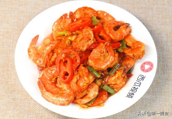 油燜大蝦最簡單的做法，不油炸照樣好吃，肉質鮮嫩可口，皮酥入味