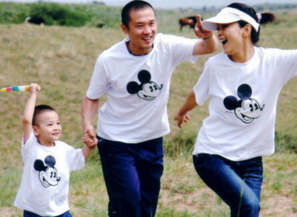 黃志忠：拋棄13年糟糠妻，愛上小3歲柯藍，52歲仍單身，他後悔嗎