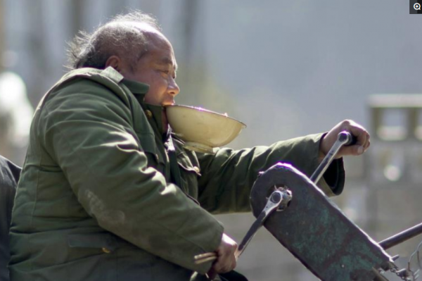 兩任丈夫先後癱瘓,妻子把兩人接一起,不離不棄照顧兩人26年 兩任丈夫先後癱瘓,妻子把兩人接一起,不離不棄照顧兩人26年