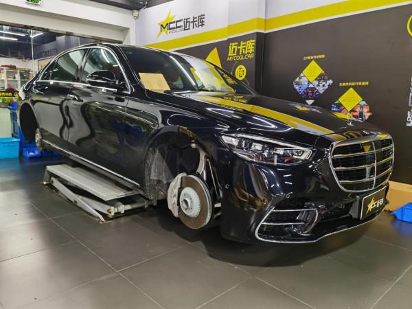 於細雨中潤色無聲！21款賓士S400L升級S450L四驅前臉、刀鋒輪轂等