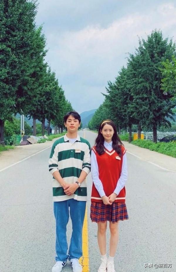 韓國女星全在穿爺爺背心！三種搭配方式洋溢減齡氣質學院風