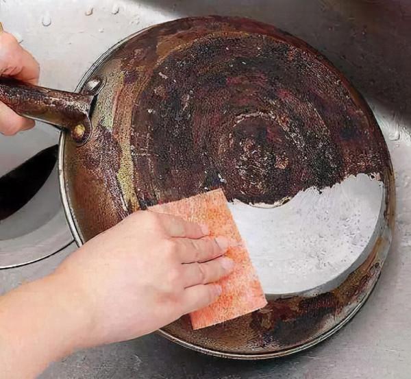 鍋底油汙又厚又髒，“去汙神器”也沒用？這些不花錢的方法更管用