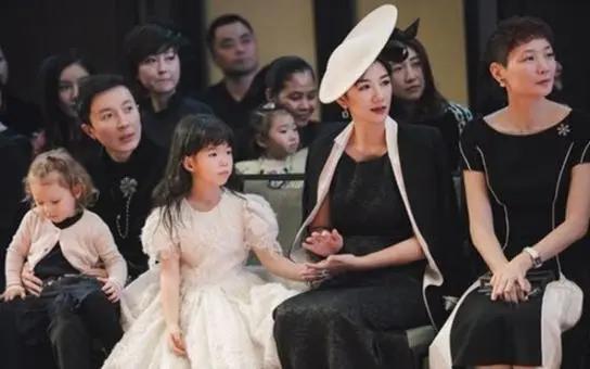 黃奕女兒因顏值備受爭議，沒遺傳到媽媽，卻擁有一張“國際臉”