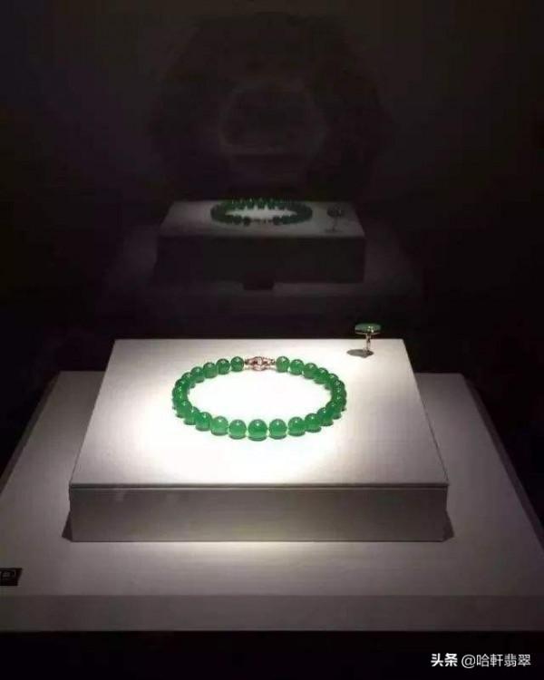 宋美齡價值過億的麻花手鐲與芭芭拉翡翠珠鏈,竟出自同1塊料子? 宋美齡價值過億的麻花手鐲與芭芭拉翡翠珠鏈,竟出自同1塊料子?