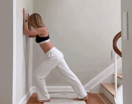 10個在家“靠牆”就能做的拉伸動作，全身拉筋，練完超舒服