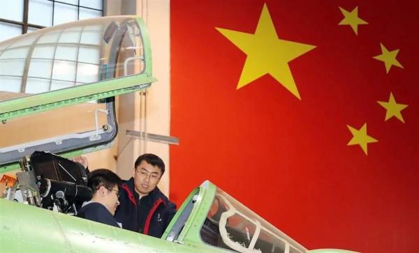 遺照竟是工作合影的截圖！今天，託舉“飛鯊”上天的他，去世9週年