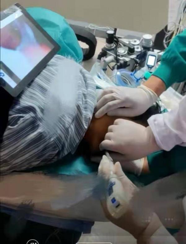 河南省醫版VR專案“唯愛絲”演練開路,高難度手術插管分分鐘搞定 河南省醫版VR專案“唯愛絲”演練開路,高難度手術插管分分鐘搞定