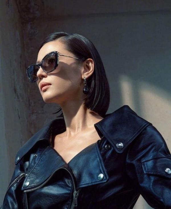 全智賢重回“顏值天花板”，酷颯風穿搭高階感爆棚，滿滿的大佬範