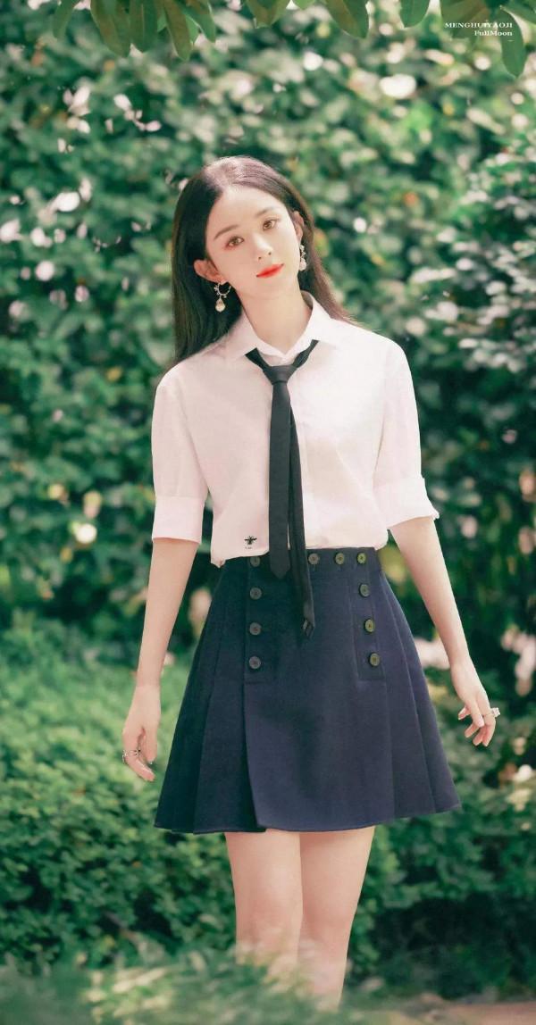趙麗穎離婚後，一身學生裝把青春清純演繹的恰到好處