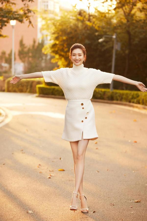 江疏影一襲白裙亮相金雞獎，盡顯牛奶肌好身材，白到發光