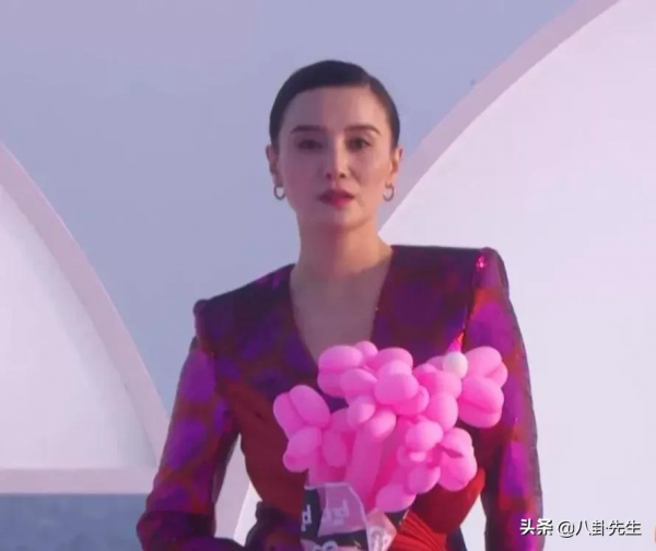 ELLE盛典：關曉彤精修前後差別大，唐嫣髮型糟糕，秦海璐大秀身材