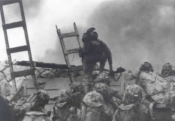 38軍直插三所裡，被20多架美機發現，副師長果斷命令：公開前進