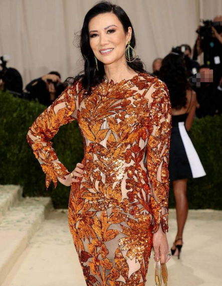 鄧文迪保養真好，穿裹身裙不見贅肉痕跡，金色亮片禮裙奢華高貴