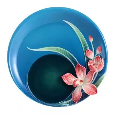 瓷器花樣新玩法,美得讓人目不轉睛。(法藍瓷) 瓷器花樣新玩法,美得讓人目不轉睛。(法藍瓷)