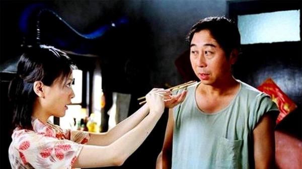 登春晚33年，曾被保姆敲詐“分手費”，62歲退休，馮鞏如今怎樣了