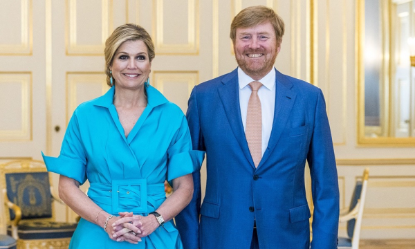 50歲荷蘭王后穿豔綠色百褶裙，身高178釐米，大氣又優雅