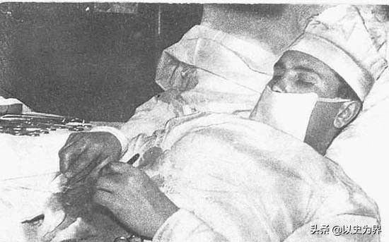 1961年在南極，列昂尼德突然肚子劇痛，於是他切開了自己的肚子