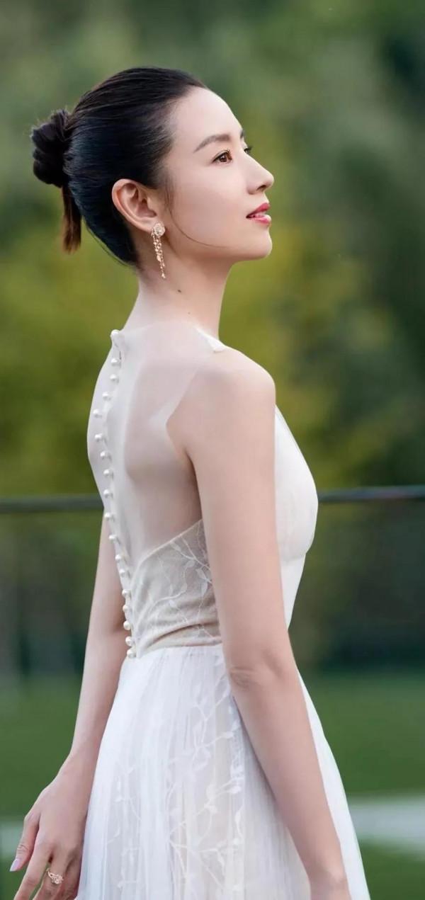 董潔，天生麗質，溫文爾雅