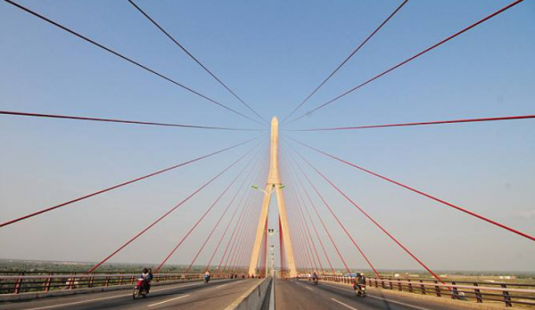 非要跟中國基建比較，日本幫越南建造跨海大橋，不料通車三天塌了