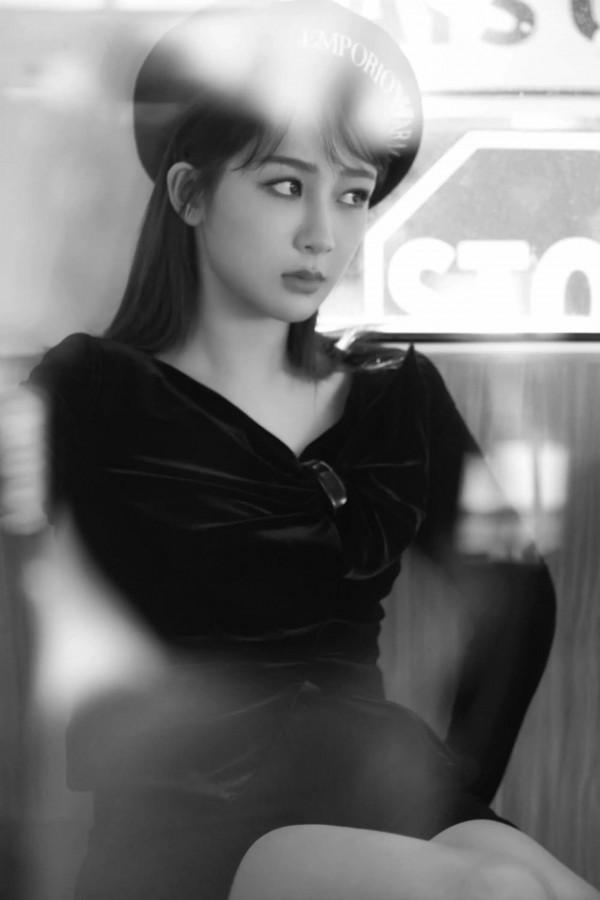 楊紫，貝雷帽，黑色連衣裙，又是美美的一天