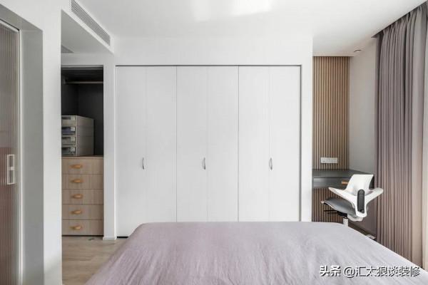 進門就被她家的裝修吸引,乾淨大氣溫暖,電視牆和陽臺很值得參考 進門就被她家的裝修吸引,乾淨大氣溫暖,電視牆和陽臺很值得參考