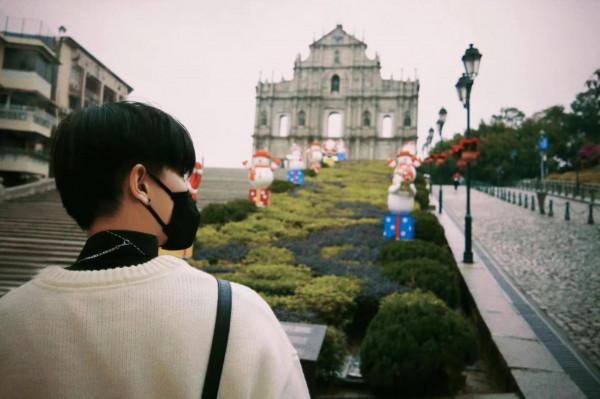 任嘉倫街頭隨拍，白色毛衣搭配黑色襯衣，清爽帥氣，滿滿男友風