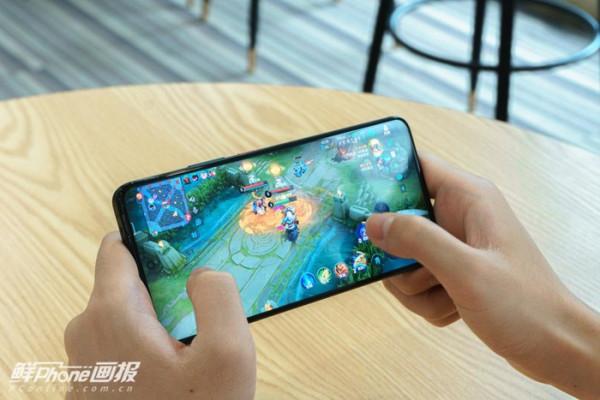 曲屏手機用膩了，快來考慮一下這些直屏好物吧