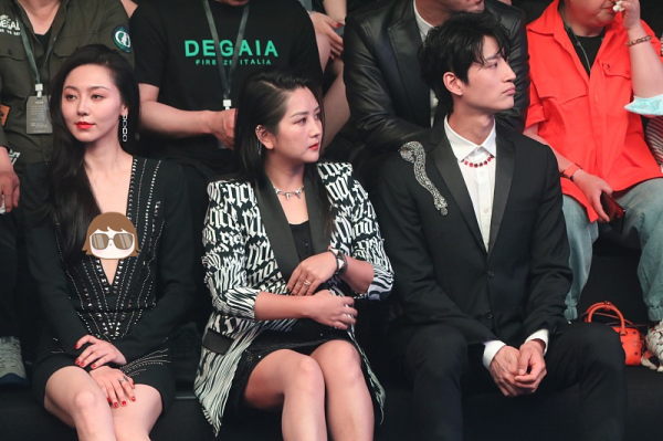 看不出黃夢瑩和何潔差了5歲，穿搭都挺貴氣的，成熟還高階