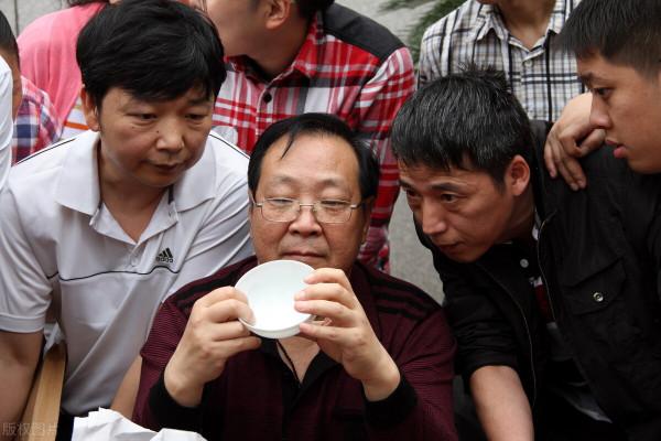 古玩界深度感悟：寧願相信這世界有鬼，也別信古玩鑑寶專家的臭嘴