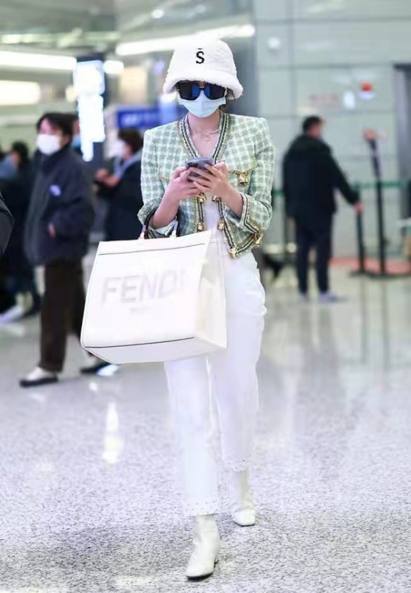 唐藝昕機場秀用力過猛，大冷天還穿短袖搭小背心，過分清涼