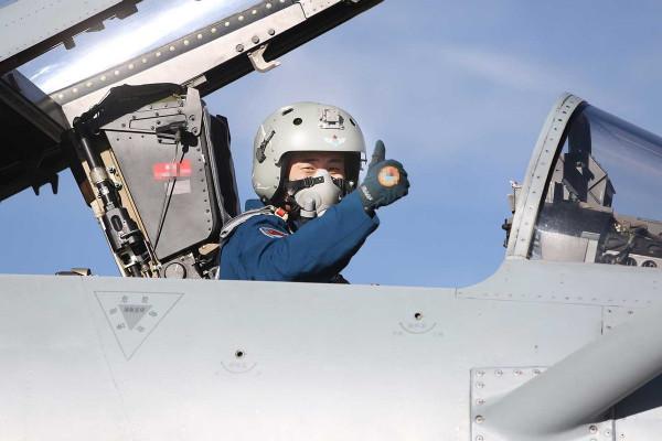 飛行員會帶什麼防身武器?突擊步槍和手榴彈都有,投降書卻更有用 飛行員會帶什麼防身武器?突擊步槍和手榴彈都有,投降書卻更有用